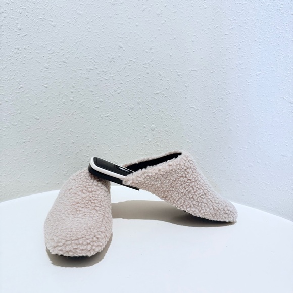 DKNY Women’s Fuzzy Faux Fur Beige Square Toe Mules Size 7 NWT - Picture 4 of 8